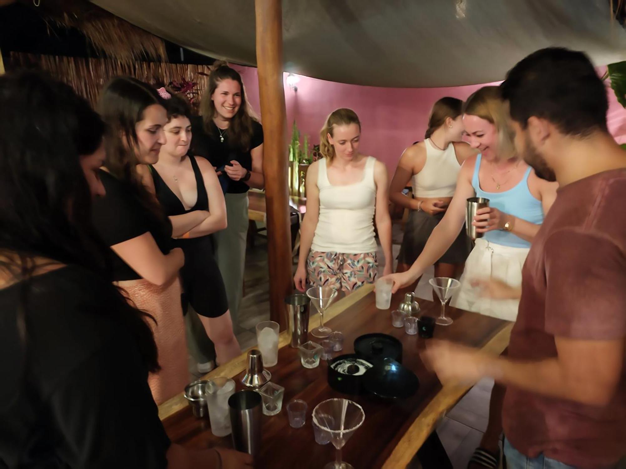 New Friends Hostel & Bar Adults Only Valladolid  Extérieur photo
